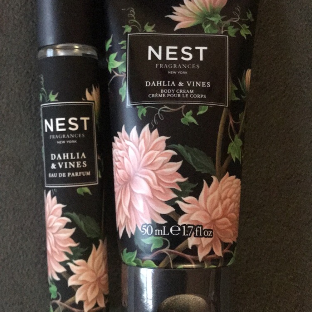 Nest Fragrance ( Dahlia and Vines) Firm price